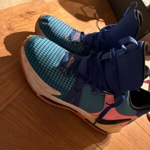 Nike men’s LeBron Witness 7 basketball sneaker in hyper royal blue and hyperpink